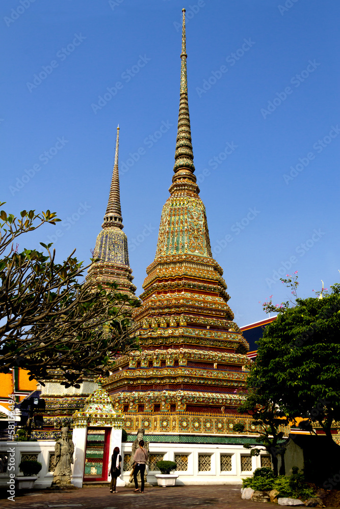 Fototapeta premium Travel and sharp architecture