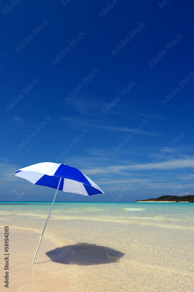 沖縄の美しいビーチとパラソル