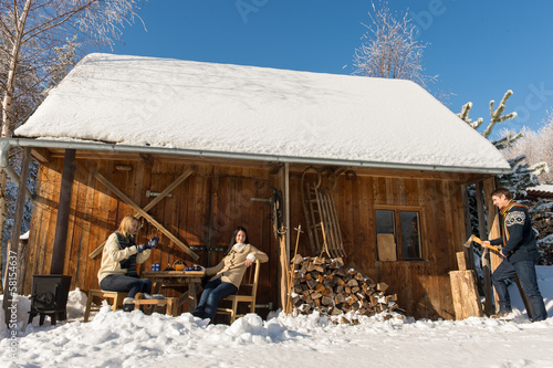 Obraz na płótnie Cozy wooden cottage winter snow people outside w salonie