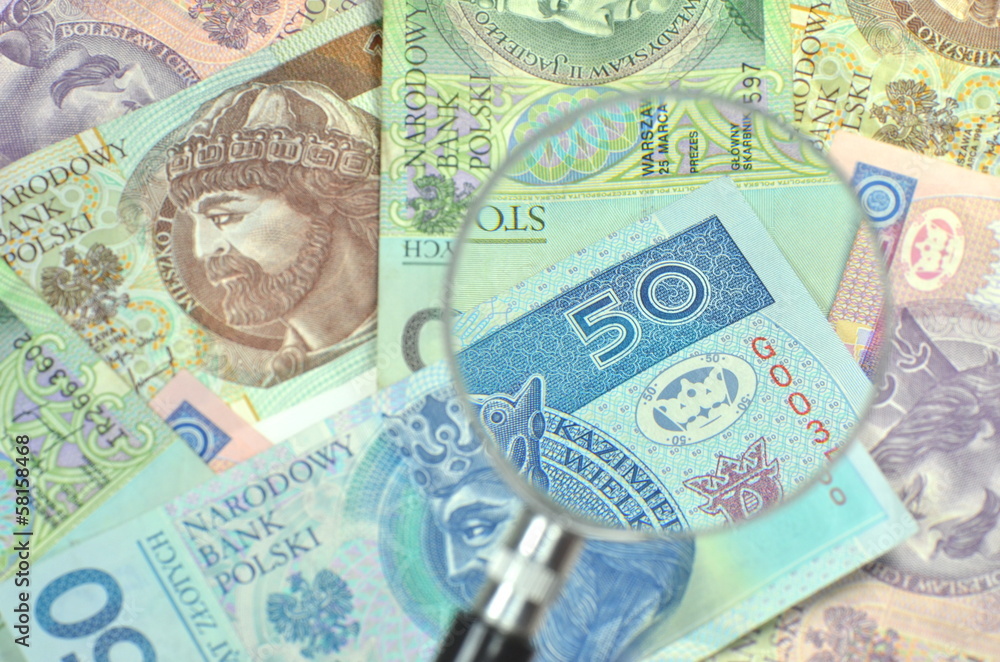 polskie banknoty pod szkłem powiększającym