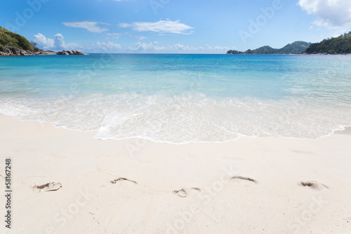 traces de pas sur plage de sable fin aux Seychelles © Unclesam