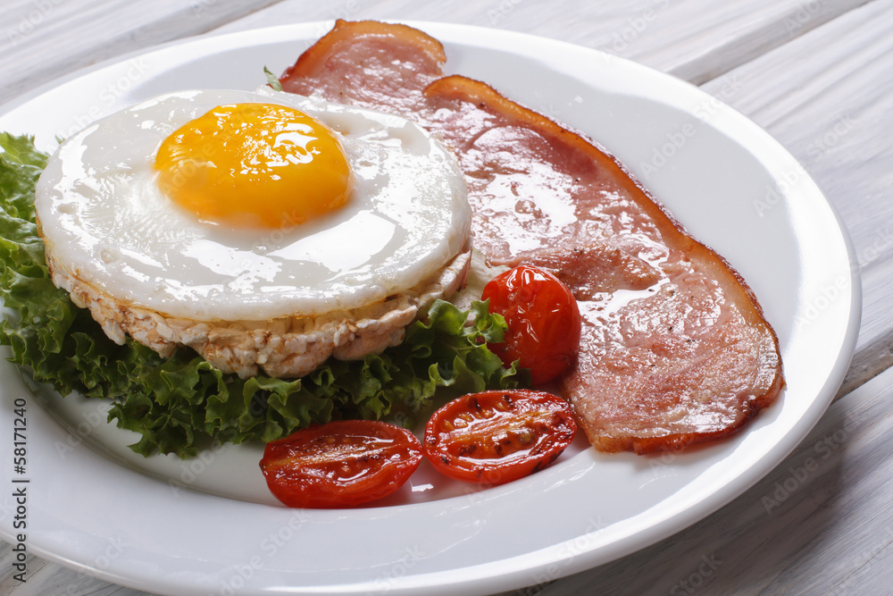 rice cakes with eggs, bacon, lettuce and tomato on the table rice cakes with eggs, bacon, lettuce and tomato on the table