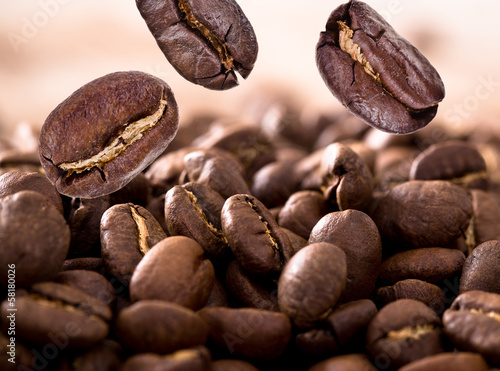 Close-up of roast coffee beans © Lukas Gojda