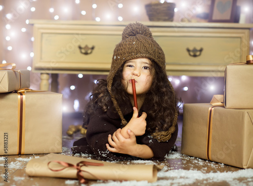 Fotografie Girl wrote christmas wish list