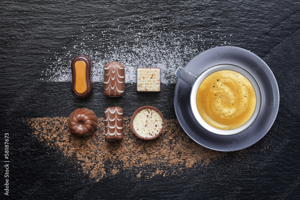 Assortiment de Chocolat avec café espresso sur ardoise