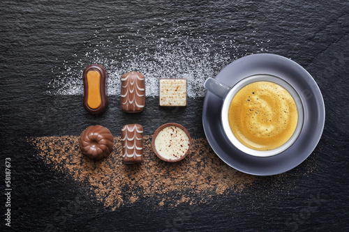 Assortiment de Chocolat avec café espresso sur ardoise