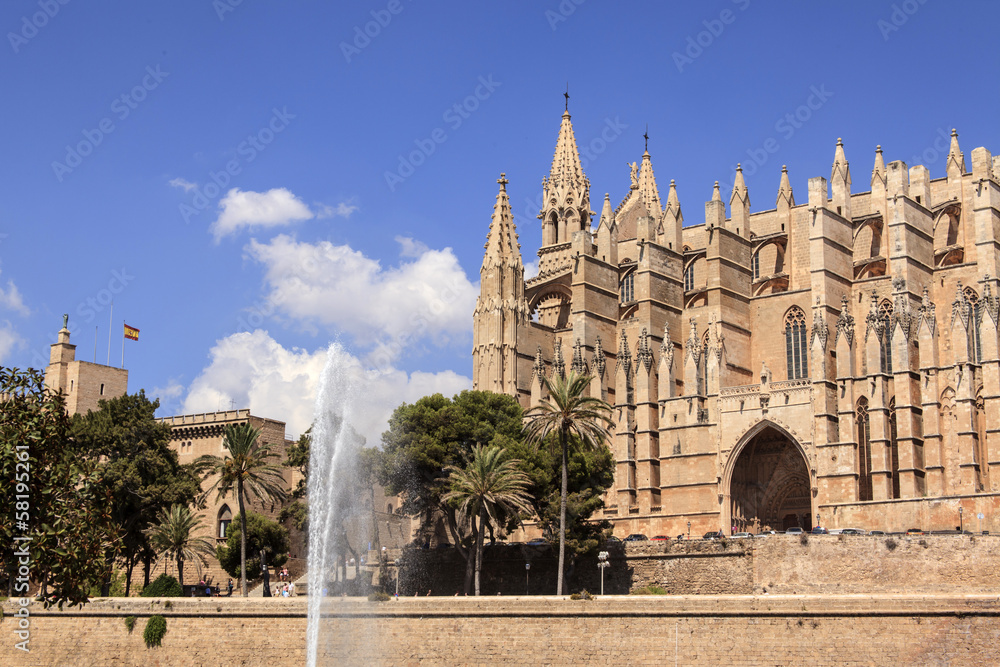 Kathedrale in Palma mit Springbrunnen