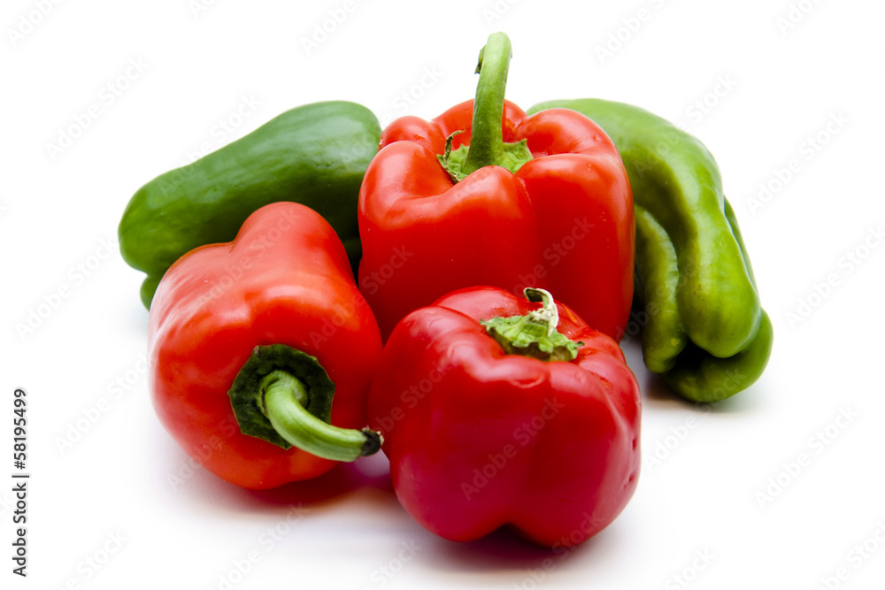 Rote und grüne frische Paprika