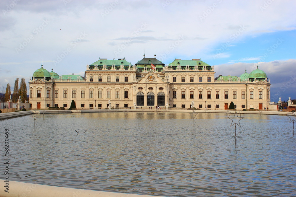 Vorderansicht von Schloss Belvedere in Wien mit Teich