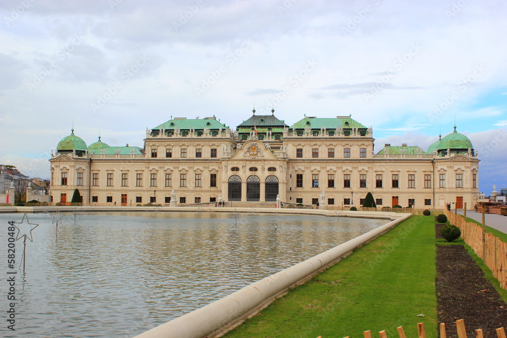 Schloss Belvedere in Wien mit Teichanlage im November