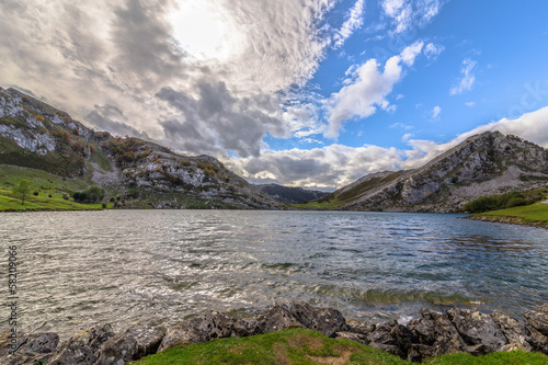 Fototapeta Naklejka Na Ścianę i Meble -  Enol lake surrounded by mountains on a cloudy day in Asturias