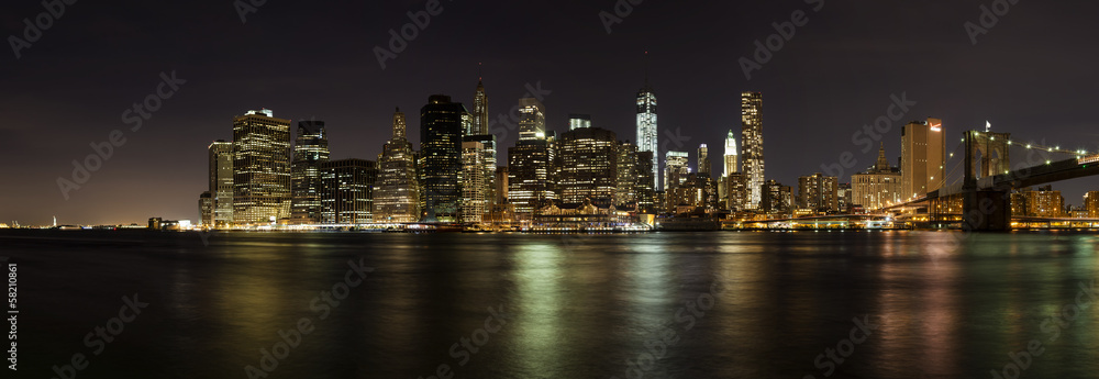 Skyline von New York bei Nacht als Panoramafoto - obrazy, fototapety, plakaty 