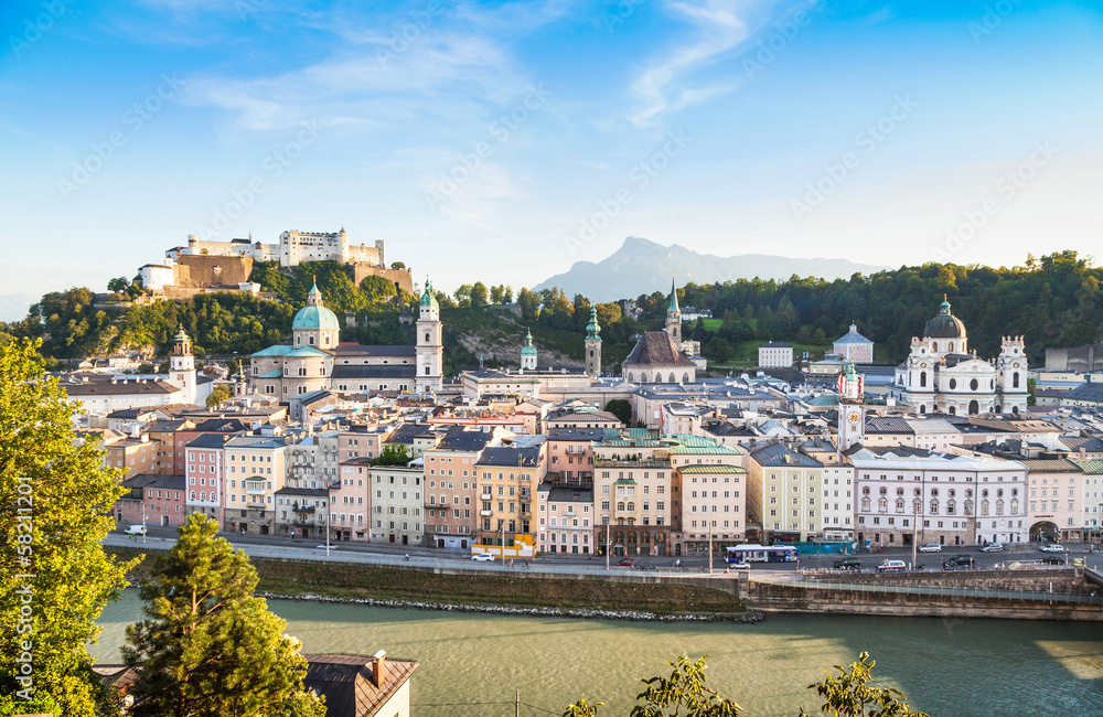 Fototapeta premium Salzburg panoramę z rzeką Salzach o zachodzie słońca, Austria