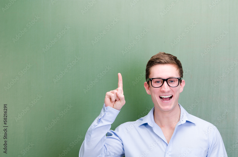 schüler mit brille zeigt mit dem finger