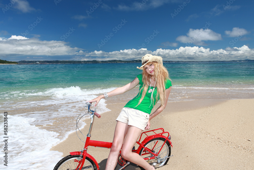 南国沖縄の美しいビーチで遊ぶ笑顔の女性