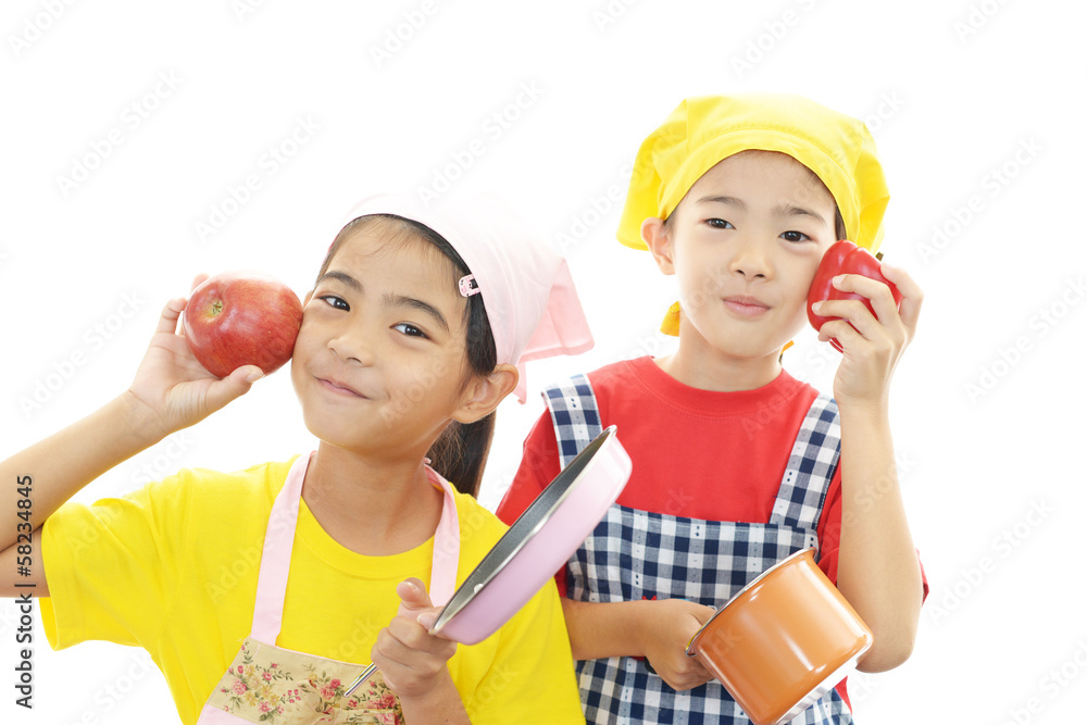 料理を楽しむ二人の女の子