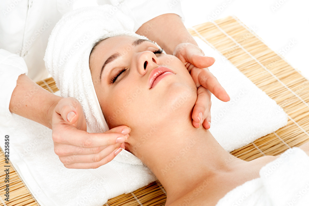 Obraz premium Woman getting facial massage in spa salon