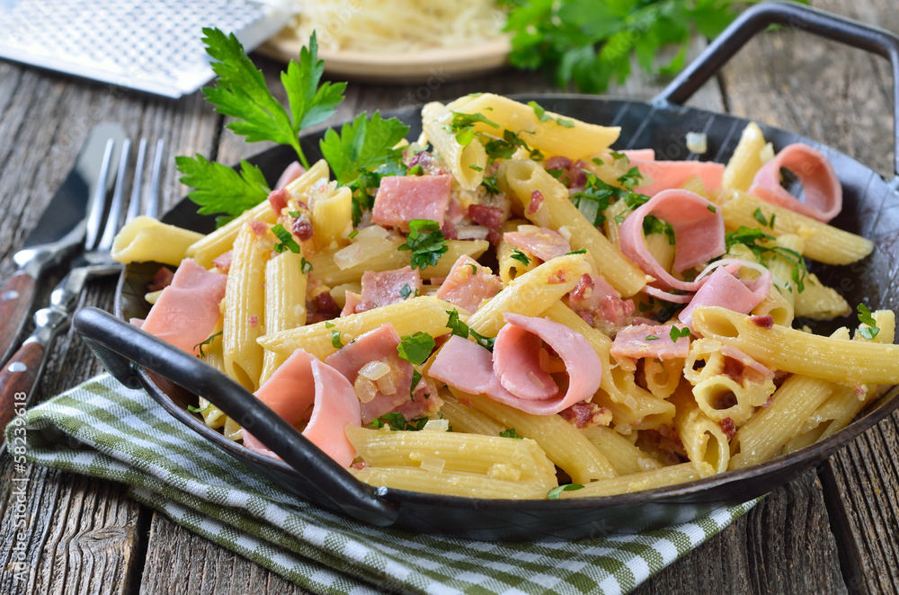 Nudelpfanne mit Schinken, Speckwürfel, Eier und Käse Stock Photo ... Nudelpfanne mit Schinken, Speckwürfel, Eier und Käse Stock Photo ...