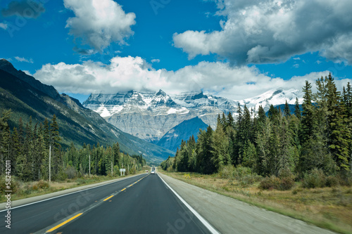 Icefield parkway between Jasper and Banff
