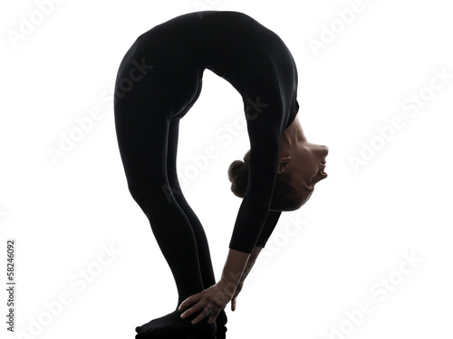 Foto woman contortionist  exercising gymnastic yoga   silhouette