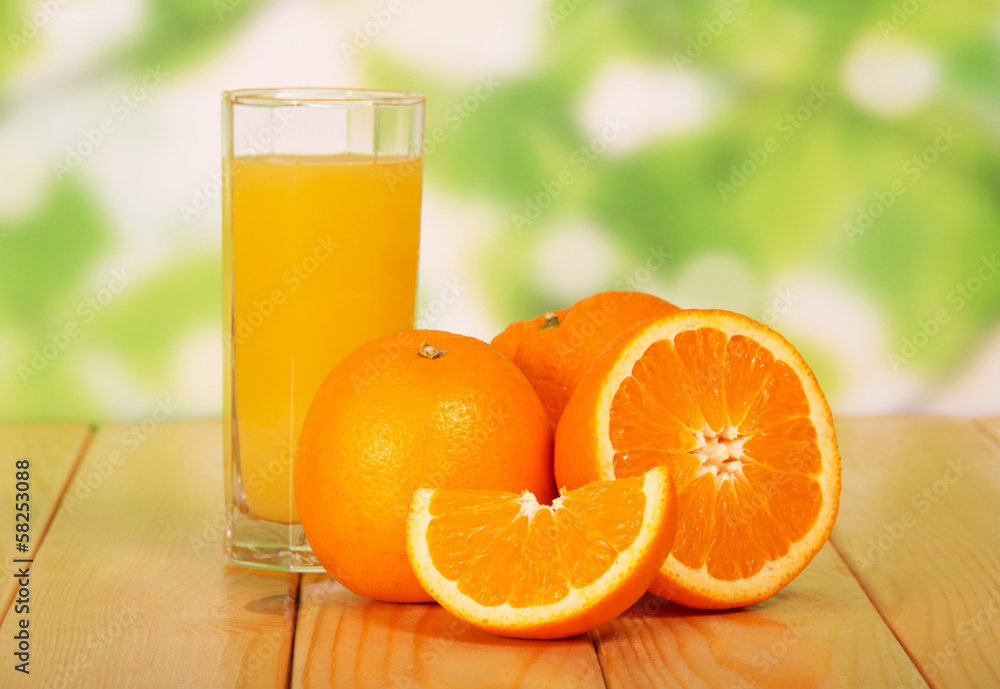 Naklejka premium Orange juice on a wooden table