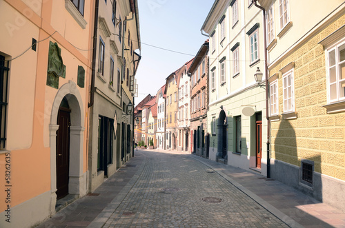Fototapeta Naklejka Na Ścianę i Meble -  Gasse in der Altstadt Ljubljanas