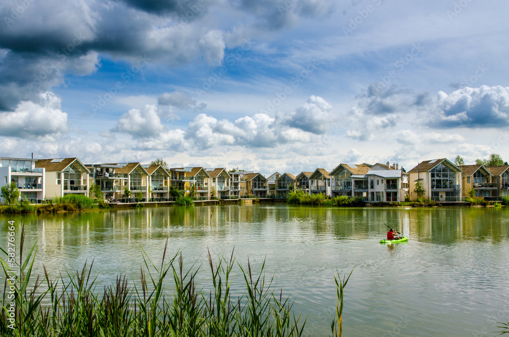 Obraz premium Holiday property over a lake in England