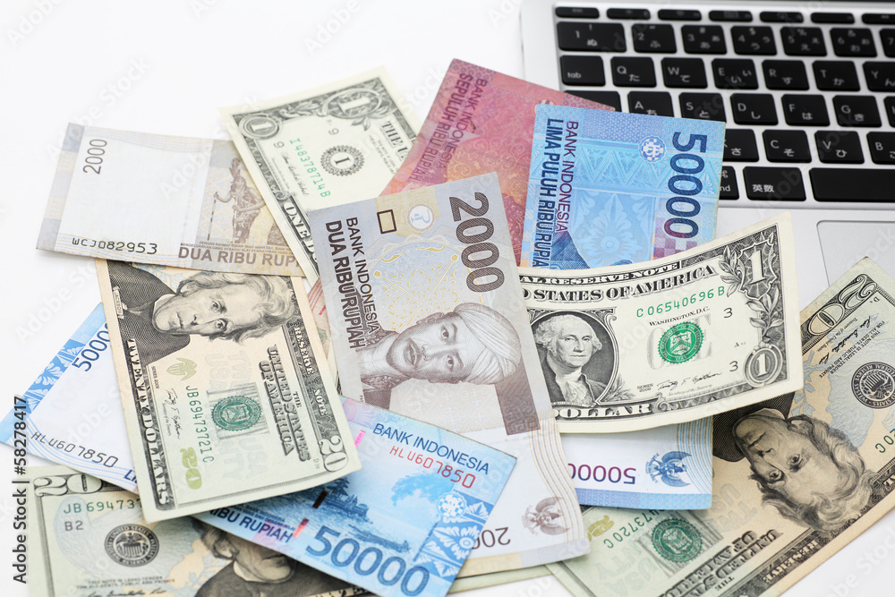 パソコンと外国紙幣