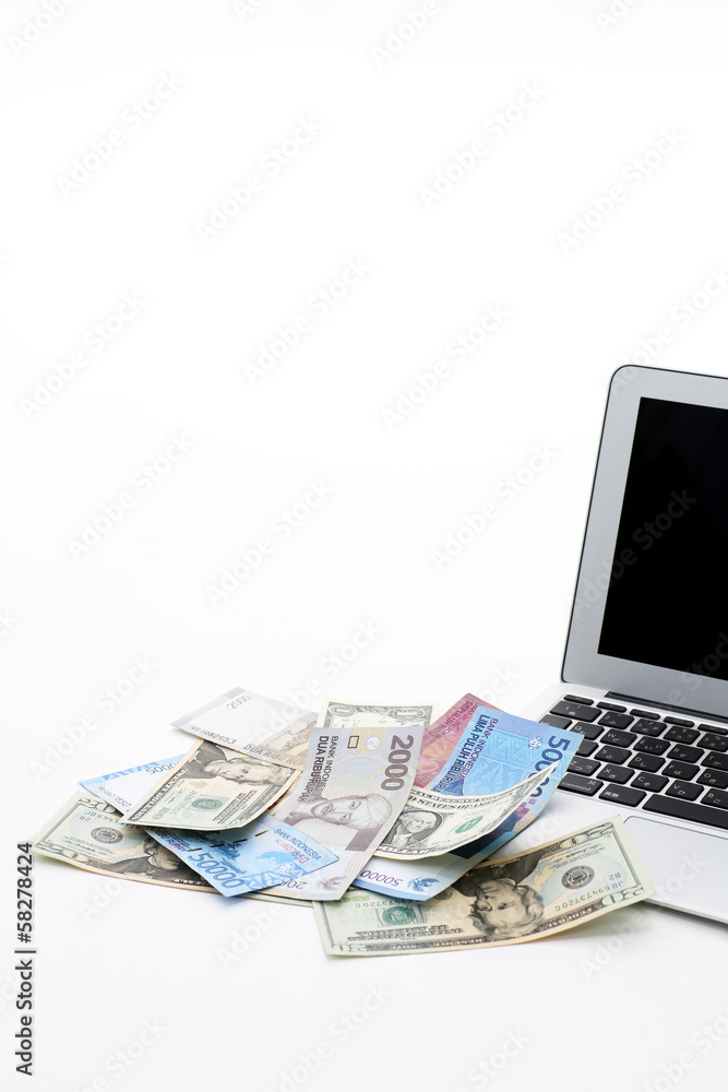パソコンと外国紙幣