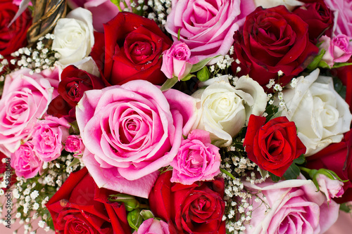  bunch of red and pink roses