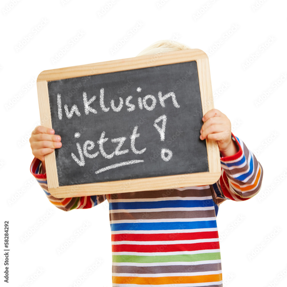 Kind hält Tafel mit Inklusion jetzt Stock Photo Adobe Stock