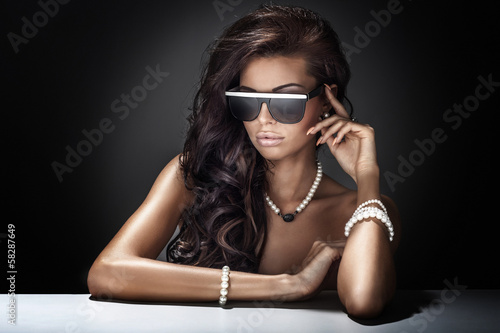 Obraz na płótnie Portrait of modern young attractive brunette beauty. w salonie