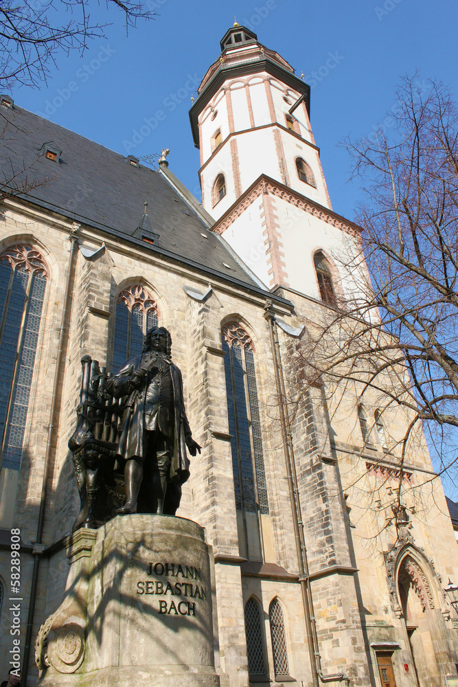 Thomaskirche mit Bachdenkmal in Leipzig