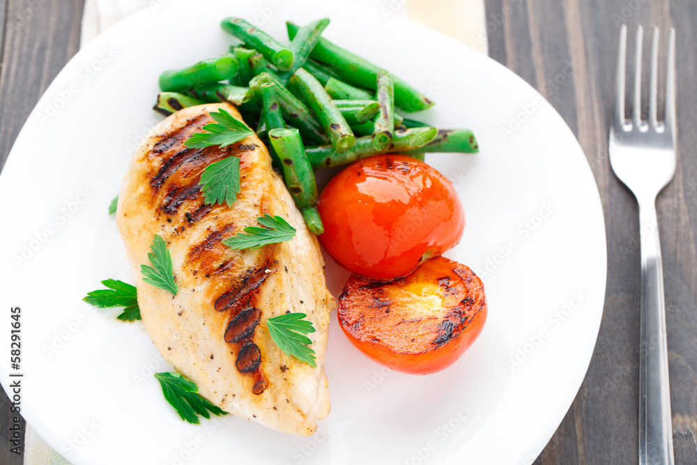 Grilled chicken with green beans and tomatoes Grilled chicken with green beans and tomatoes