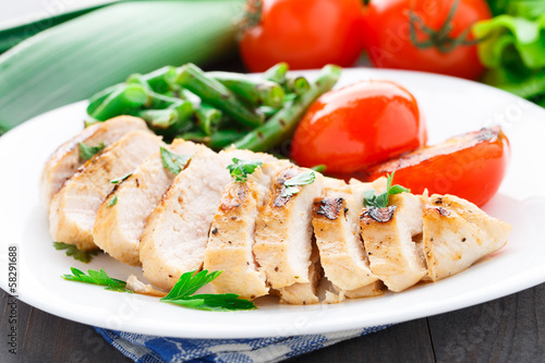 Grilled chicken with green beans and tomatoes