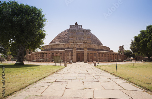 Фотография Great Stupa built by Ashoka the Great at Sanchi, Madhya Pradesh, India
