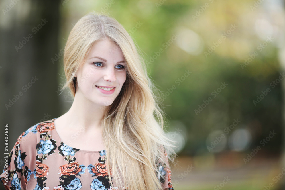 Naklejka premium freundliche junge Frau
