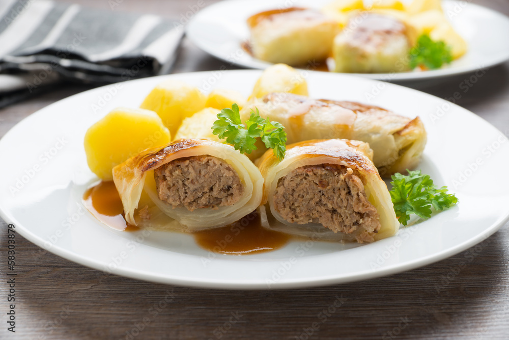 Krautroulade mit Sojahack-Füllung und Kartoffeln Krautroulade mit Sojahack-Füllung und Kartoffeln