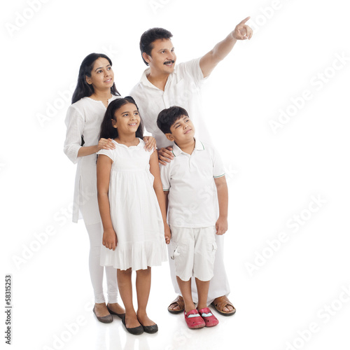 Parents standing with their children © imagedb.com