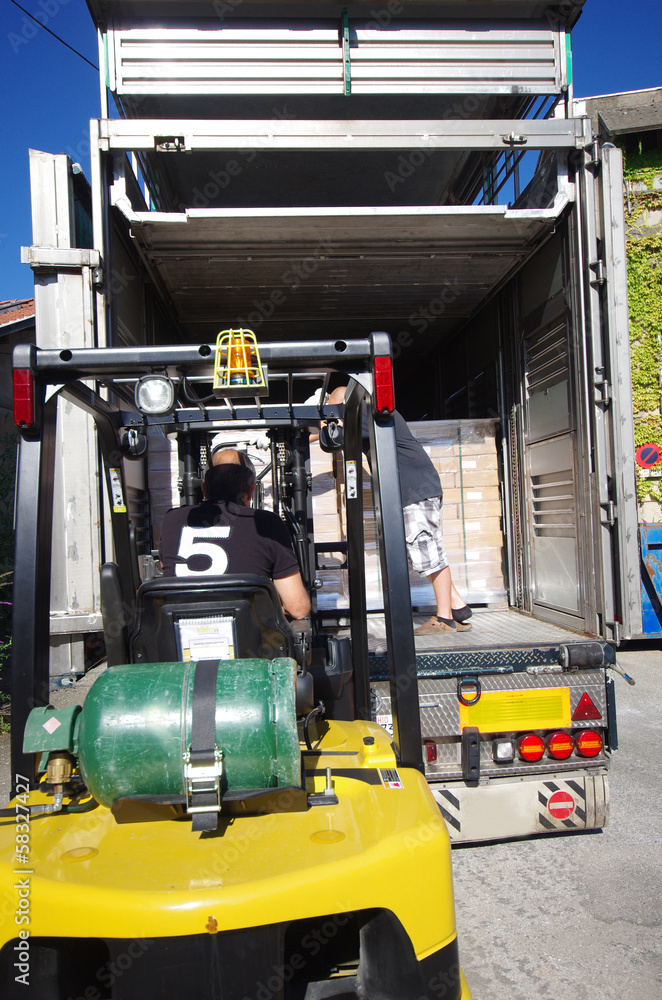 transport logistique - déchargement de camion