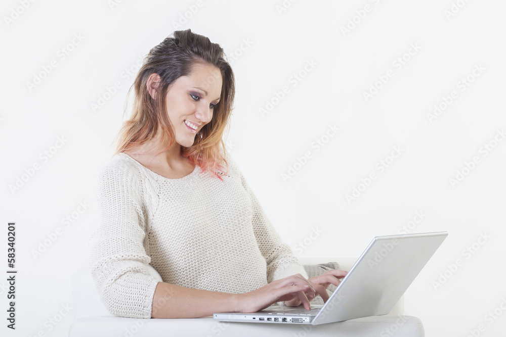 Naklejka premium Jeune femme avec ordinateur portable