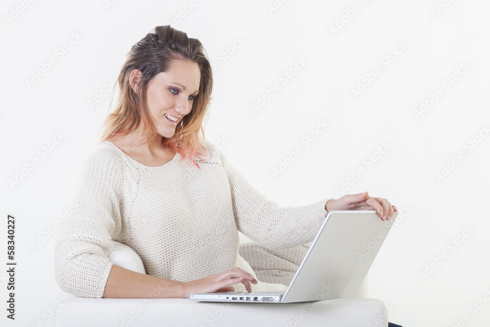 Jeune femme avec ordinateur portable Jeune femme avec ordinateur portable