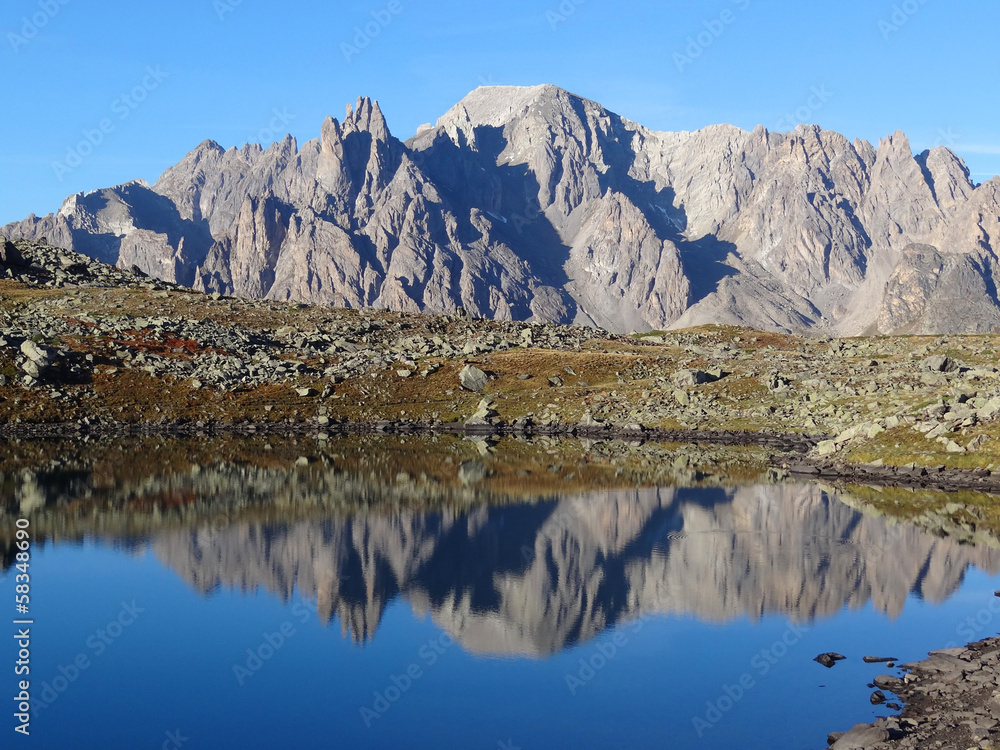 Reflets dans un lac des Alpes