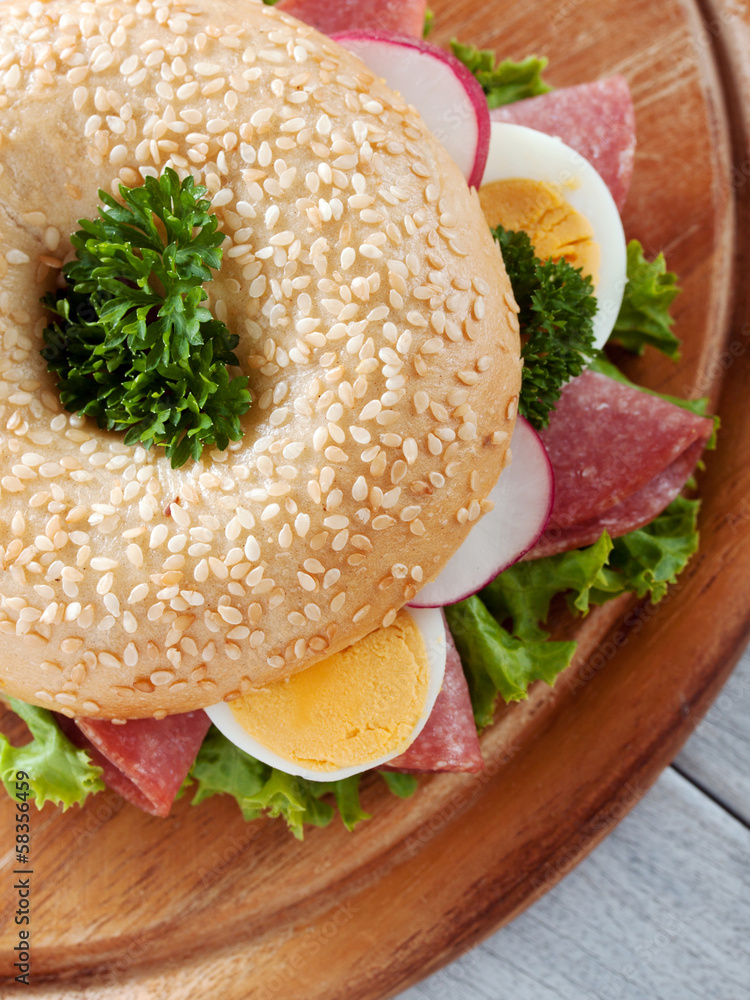 bagel mit ei und salami Stock-Foto | Adobe Stock