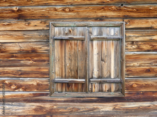 geschlossenes Holzfenster