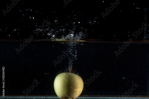 Fototapeta Naklejka Na Ścianę i Meble -  Apple water splash