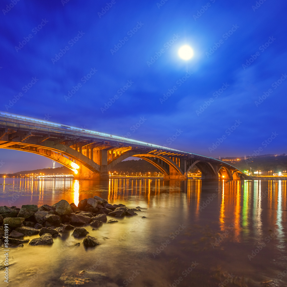 Fototapeta premium Kyiv Metro bridge at night