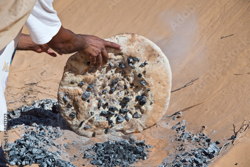 Cuisson du pain dans le désert - Tunisie