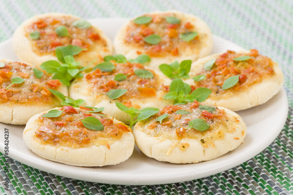 Mini Margherita Pizzas: Pizzas with tomato sauce, cheese & basil Mini Margherita Pizzas: Pizzas with tomato sauce, cheese & basil