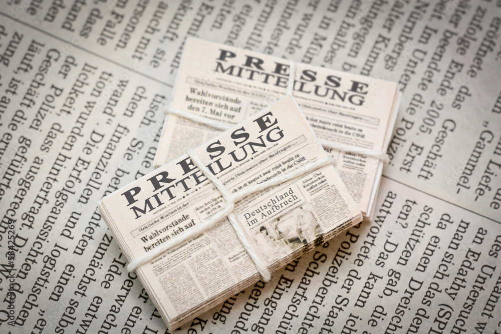 Fototapeta premium Pressemitteilung alte Zeitungen